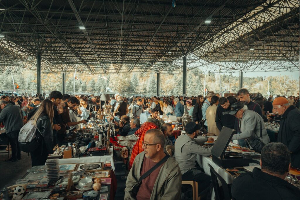 Belebter Flohmarkt mit vielen Ständen und Besuchern (Stockfoto, Pexels)